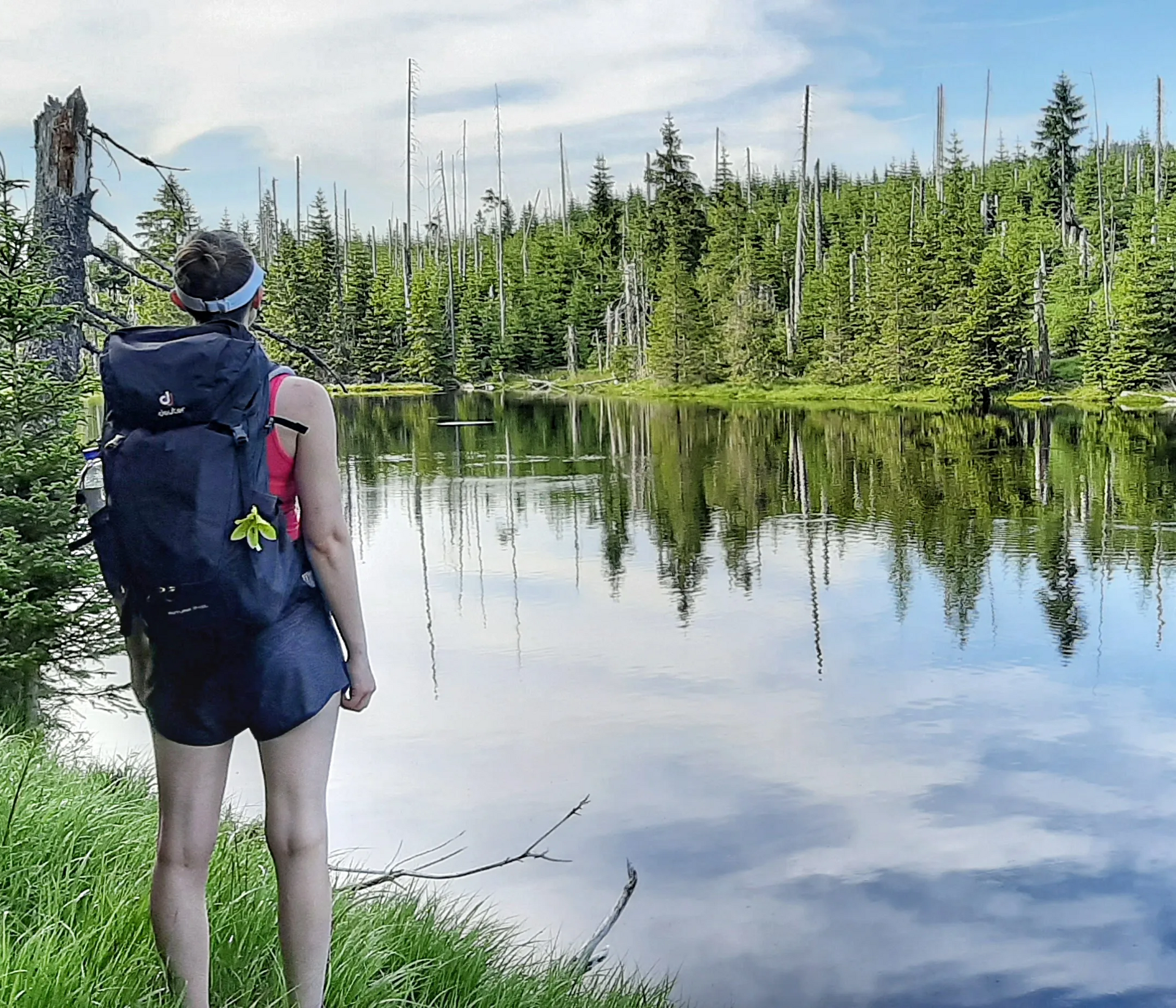 Frau genießt die Stille an der Reschbachklause Wandererin vor Reschbachklause