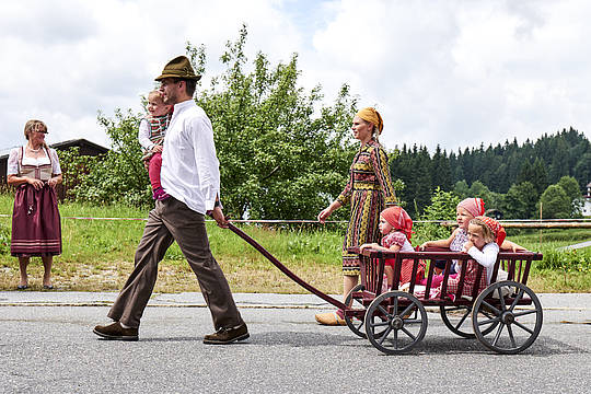 Familie mit dem Leiterwagen beim Umzug am Heimatfest Mauth