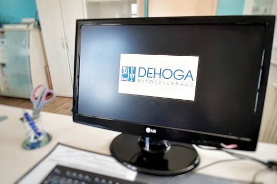 Bildschirm mit Dehoga-Logo