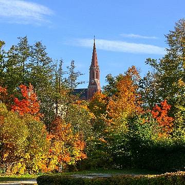 Kirche von Zwiesel im Herbst