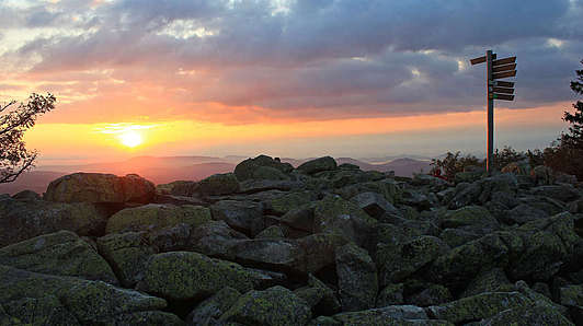 Panoramatický pohled při západu slunce v prázdninové oblasti národního parku 