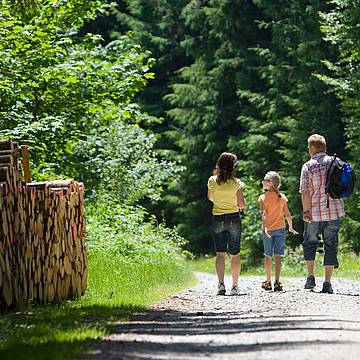 Familie beim Wandern im Nationalpark Bayerischer Wald