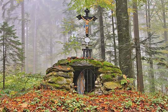 Mariengrotte mit gekreuzigtem Jesus im Wald, Niederbayern