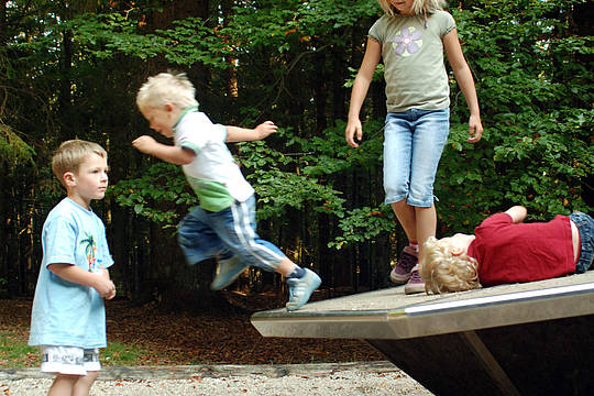 Spielende Kinder am niederbayerischen Waldspielplatz