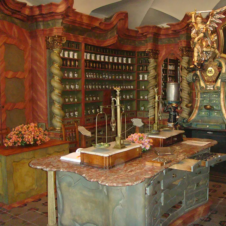 Historische Barockapotheke in Klattau mit kunstvollem Interieur und Skulpturen Barockapotheke in Klattau