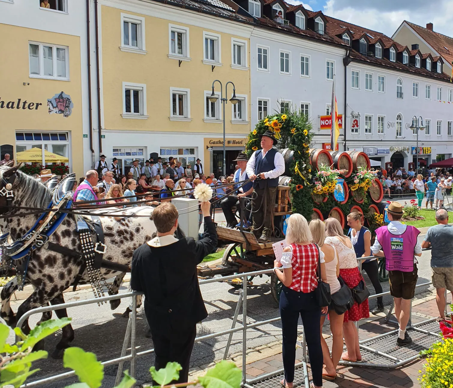 Kulturelles Ereignis mit Trachten und festlicher Stimmung Brauereiwagenrennen