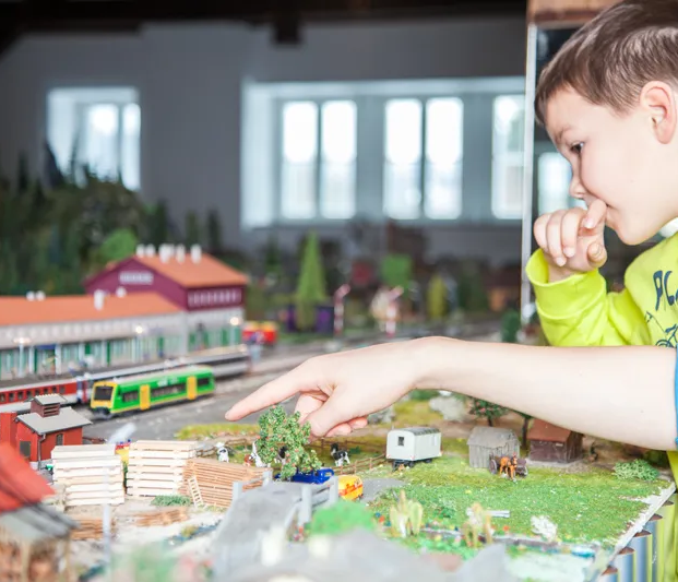 Gemeinsames Staunen über die Modelleisenbahn in den Naturparkwelten in Bayerisch Eisenstein NaturparkWelten Bayerisch Eisenstein