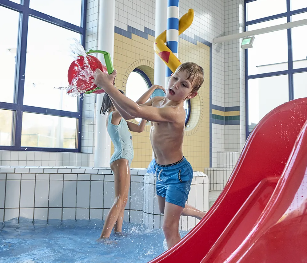 Kinder haben Spaß im Kinderbecken des ZEB in Zwiesel Kleinkinderbecken im Zwieseler Erlebnisbad
