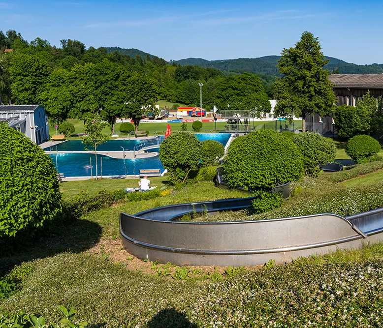 Grüne Oase EBS mit Schwimmbecken und Wasserrutsche Schönberger Erlebnisbad