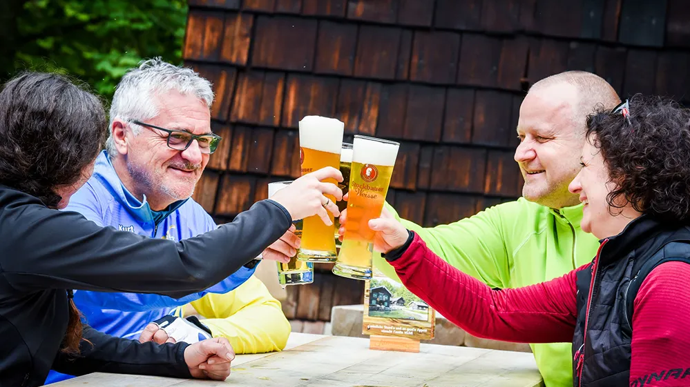 Eine Fahrradgruppe genießt Getränke bei einer Pause