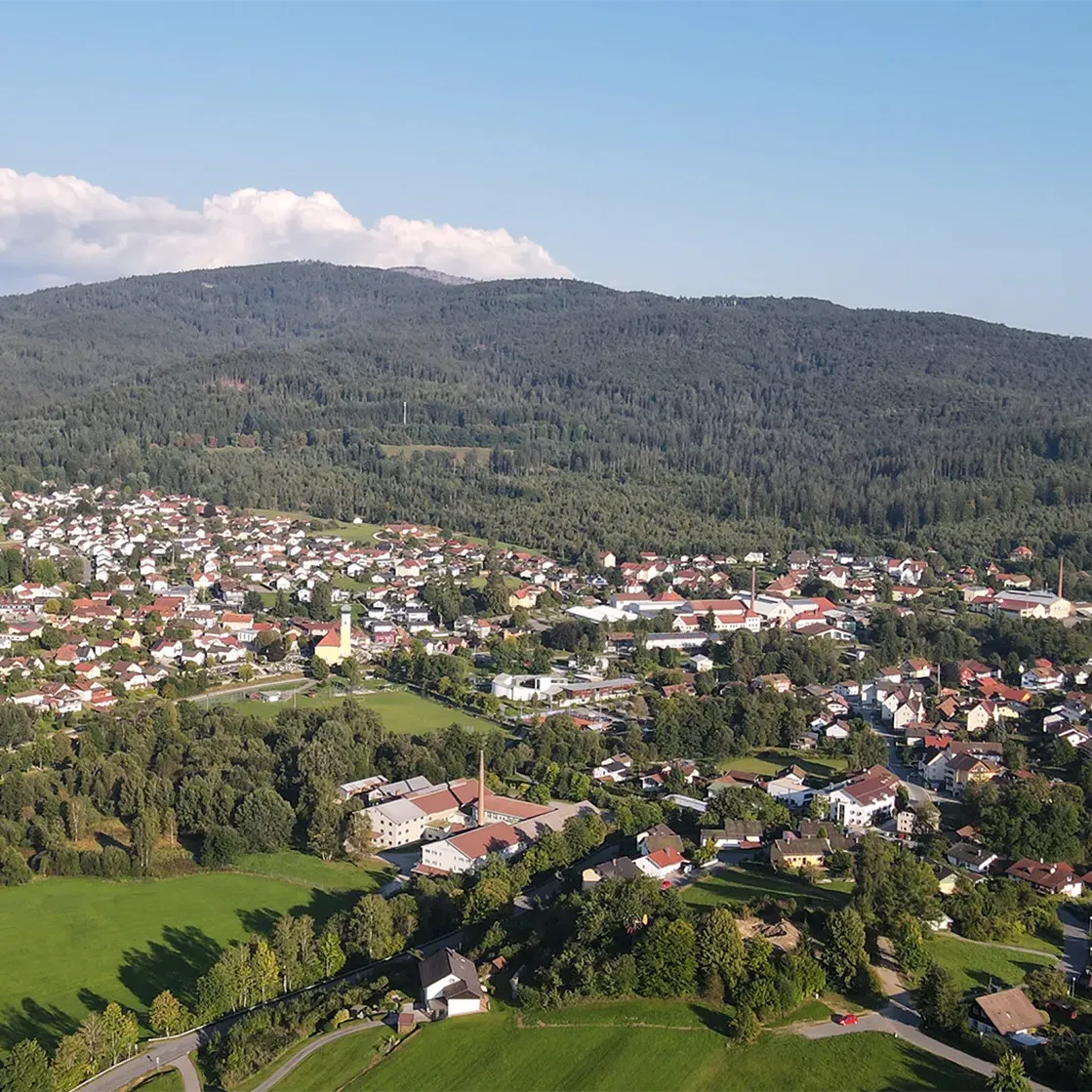 Drohnenaufnahme der Gemeinde Frauenau mit dem Großen Rachel im Hintergrund Gemeinde Frauenau im Frühjah von oben