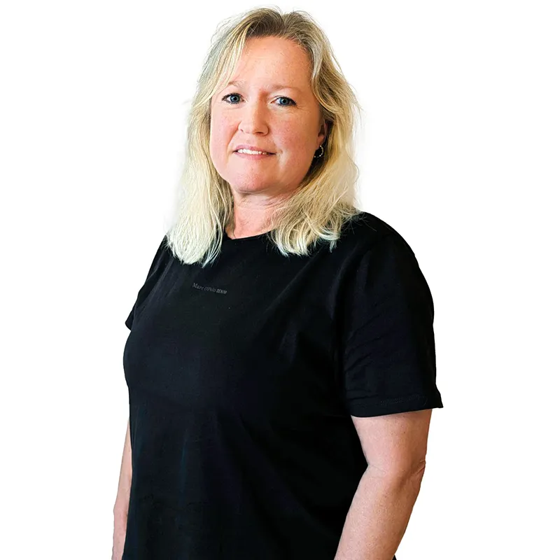 Ti Mitarbeiterin Sabine Karl mit einem schwarzen T-Shirt Portraitaufnahme von Sabine Karl