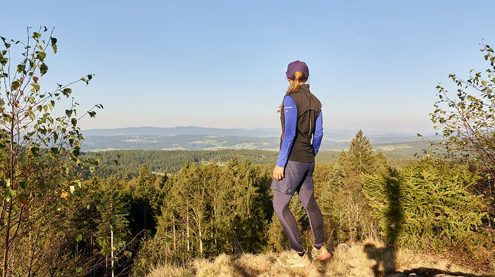 Eine junge Frau genießt den Fernblick auf dem Berg Mädel blickt über Tal