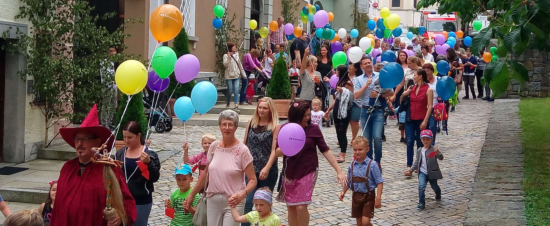 Kinderzug mit Luftballon