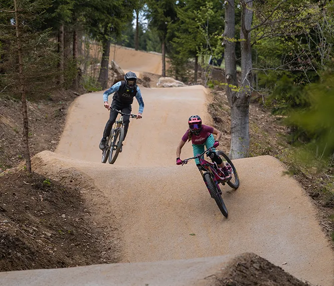 Zwei Downhill-Fahrer im Bikepark