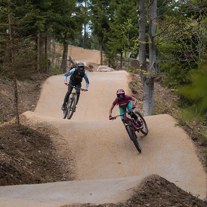 Zwei Downhill-Fahrer im Bikepark