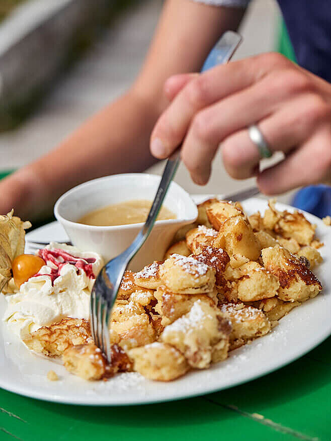 Ein Teller mit Kaiserschmarren