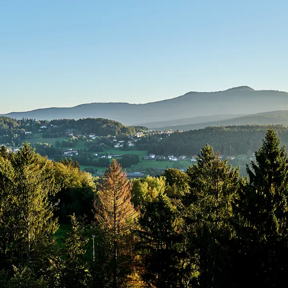 Panoramablick auf die malerische Landschaft um Spiegelau im Morgenlicht Ortsansicht von Spiegelau