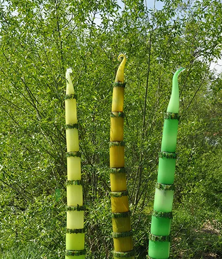 Kreative Gartenkunst mit leuchtenden Urkrautskulpturen in den Gläsernen Gärten von Frauenau Kunstobjekt Urkraut in den Gläsernen Gärten von Frauenau