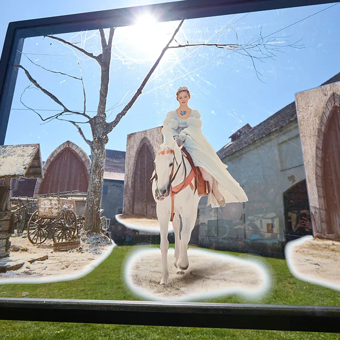 Hasselnüsse für Aschenbrödel Prinzessin auf einem weißen Pferd im Freien Aschenbrödel Glasbild im Hof der Burg Svihov