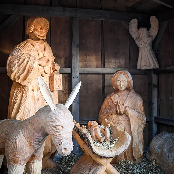 Krippe aus Holz am Christkindlmarkt in Neuschönau