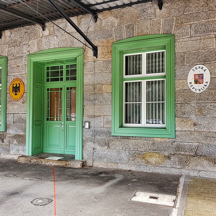 Historisches Bahnhofsgebäude am Grenzbahnhof in Bayerisch Eisenstein Grenzbahnhof in Bayerisch Eisenstein