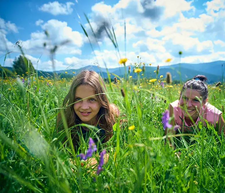 Kinder im Gras