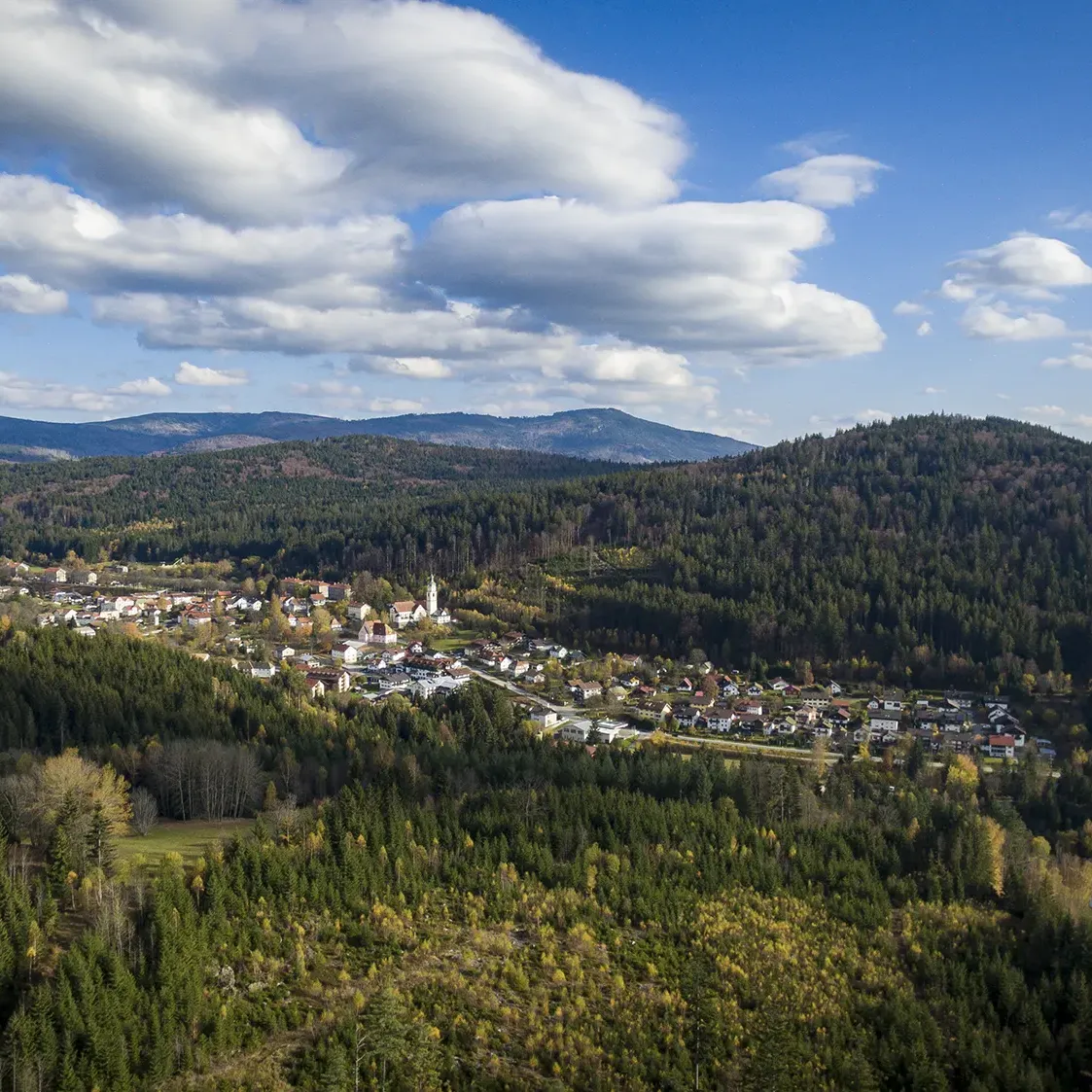 Sommerliches Bayerisch Eisenstein mit blauem Himmel und Arber im Hintergrund Grenzgemeinde Bayerisch Eisenstein liegt idyllisch vor dem Großen Arber