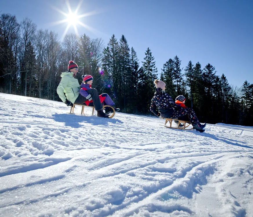 Familie beim Rodeln in Waldhäuser Familie bei Rodeln