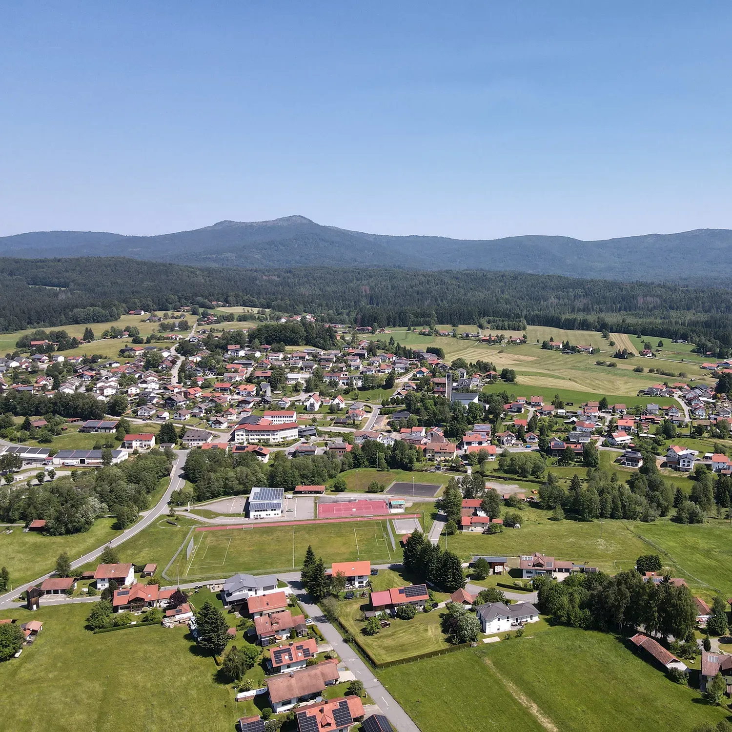 Malerischer Blick auf die Gemeinde Sankt Oswald-Riedlhütte im Sommer Drohnenaufnahme der Gemeinde Sank Oswald-Riedlhütte mit Rachel im Hintergrund