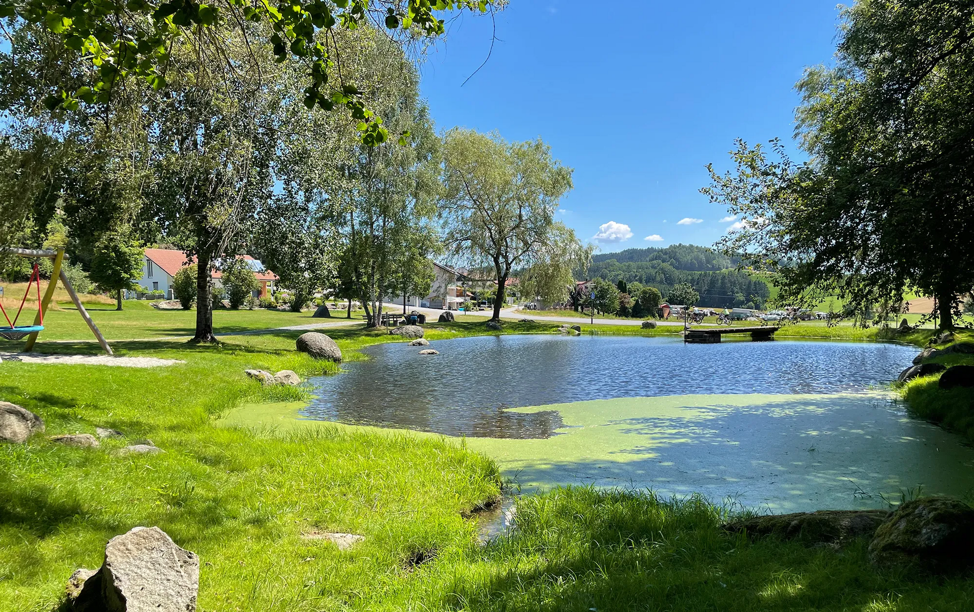 Idyllische Ansicht vom Ort Eppenschlag mit Weiher Ortsbild Eppenschlag