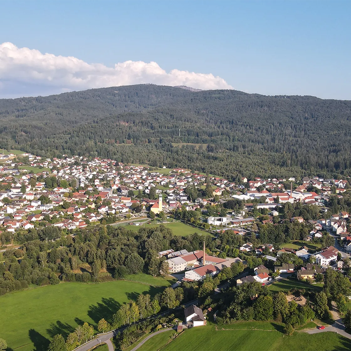 Panoramaansicht des Bayerwalddorfes Frauenau im Herzen des Nationalparks Ortsansicht Frauenau