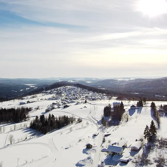 Die Sonne strahlt über die verschneite Landschaft der Kräutergemeinde Mauth-Finsterau