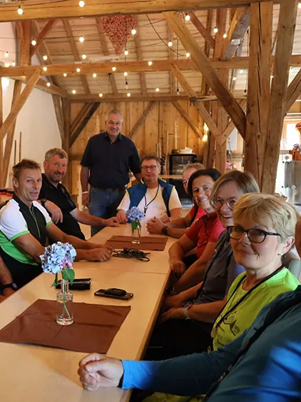 Fahrradfahrer bei der Einkehr im Wirtshaus Gruppe Radfahrer bei der Pause