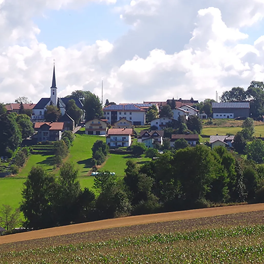 Kulturlandschaft mit charmanten Häusern und Kirche Ortsansicht Hohenau
