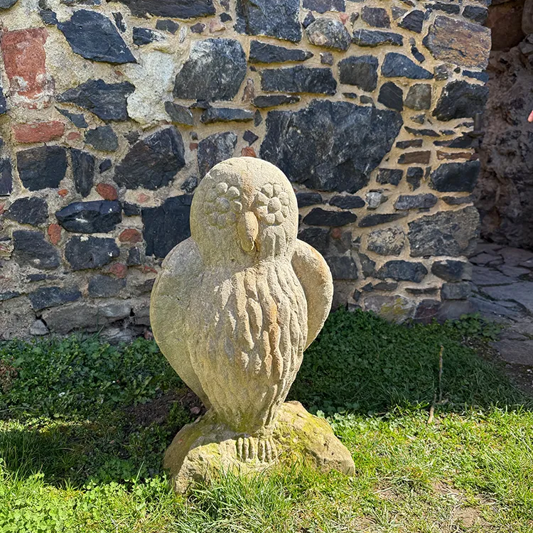 Kunstvolle Eulenstatue vor der Aschenbrödelburg im Böhmerwald Eulenskulptur vor Aschenbrödel Ausstellung