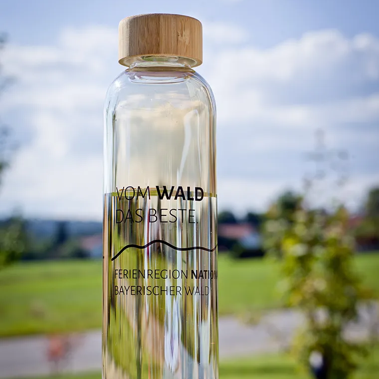 Elegante Glasflasche im "Vom Wald das Beste"-Design mit Holzverschluss im Freien Glasflasche zum Auffüllen, im Wald das Beste-Design