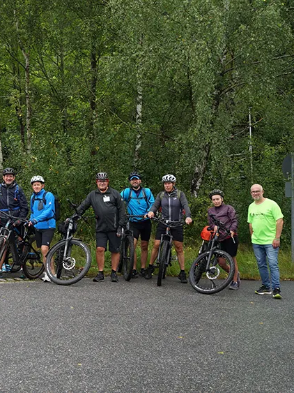 Radfahrer in Regenaussttattung Gruppe Radler