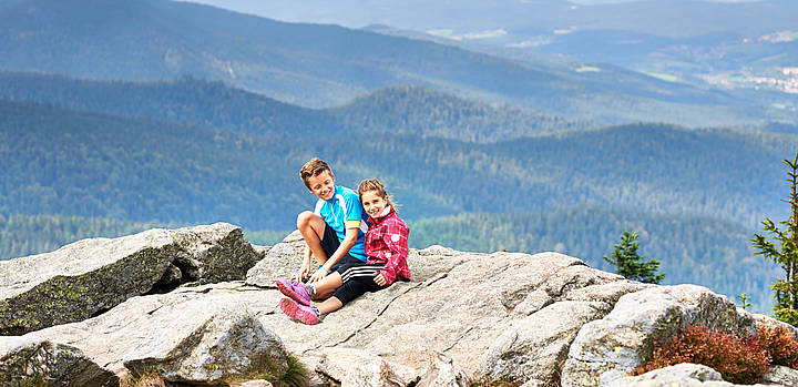 Kinder auf Gipfel im Bayerischen Wald