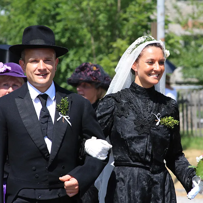 Hochzeitsgesellschaft in historischen Outfits und festlicher Stimmung Hochzeitspaar Heimatfest Mauth