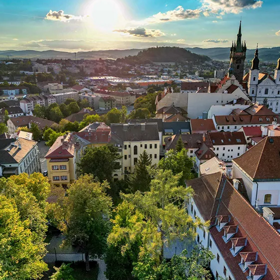 Farbenprächtige Stadtlandschaft von Klattau mit Blick auf den Park Blick auf Klattau mit Stadtplatz und Park, Drohnenaufnahme