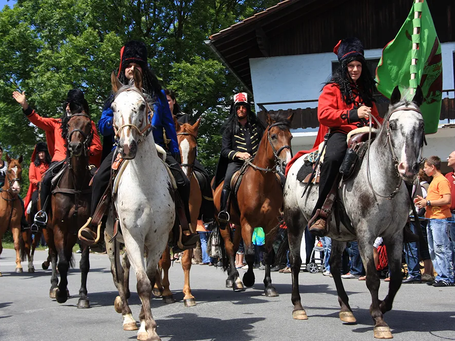 Reiterparade der Panduren am Pandurenfest in Spiegelau Festzug Pandurenfest Spiegelau