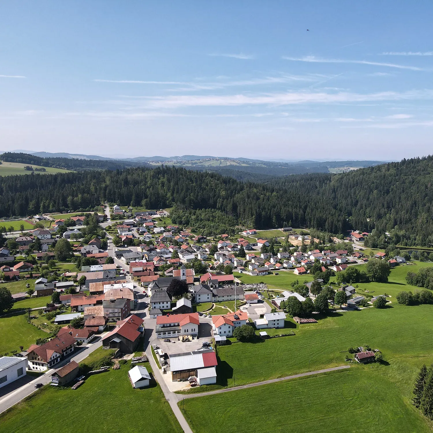 Blauer Himmel über der Gemeinde Mauth-Finsterau Drohnenaufnahme im Sommer von der Gemeinde Mauth-Finsterau