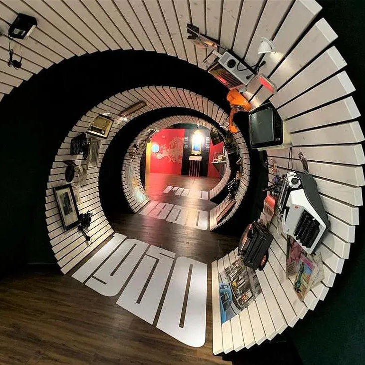 Trete ein in das Hinterglaseum Schönbrunn am Lusen durch die Spirale der Jahrzehnte Zeittunnel im Hinterglaseum