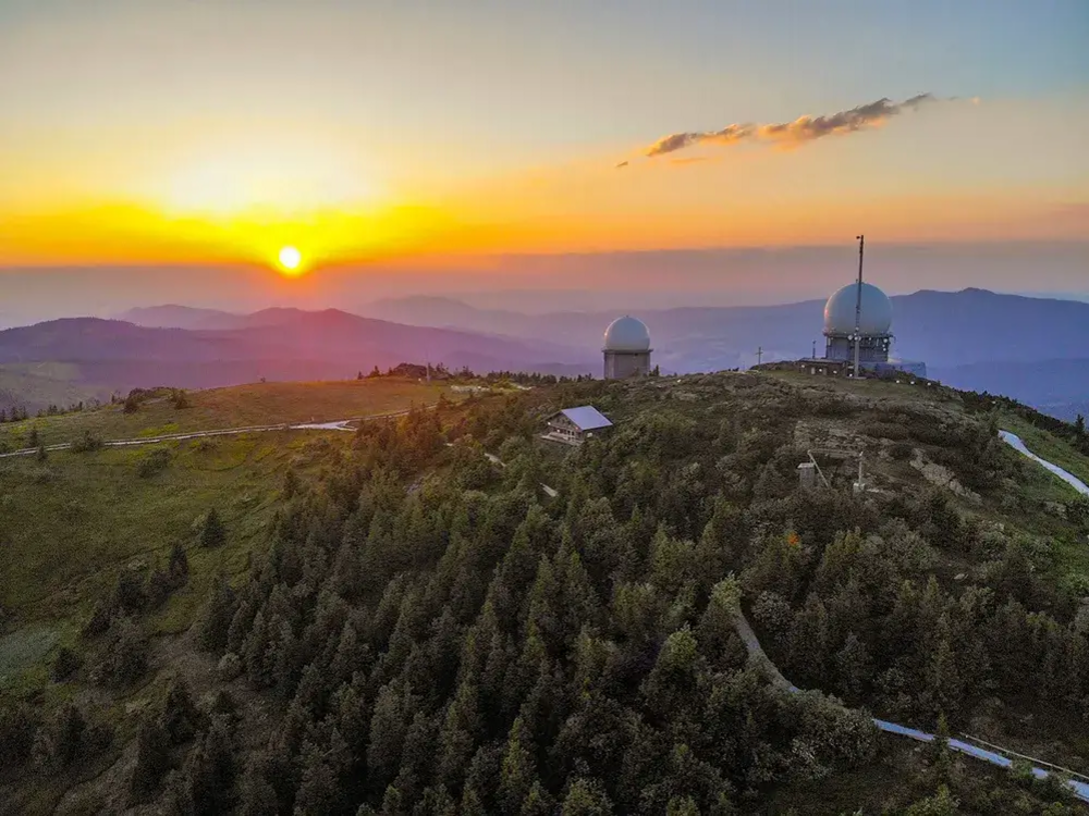 Harmonisches Abendrot mit den Radarkuppen am Großen Arber Ein atemberaubender Sonnenuntergang über dem Gipfel des Großen Arber, mit den zwei markanten Radaranlagen.