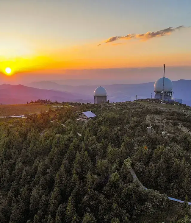 Harmonisches Abendrot mit den Radarkuppen am Großen Arber Ein atemberaubender Sonnenuntergang über dem Gipfel des Großen Arber, mit den zwei markanten Radaranlagen.
