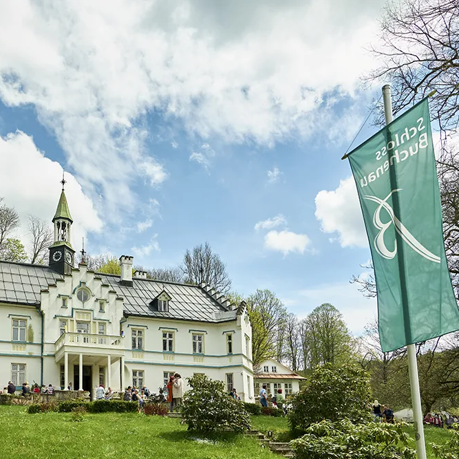 Besucher genießen einen sonnigen Tag im Schlossgarten Buchenau Schloss Buchenau