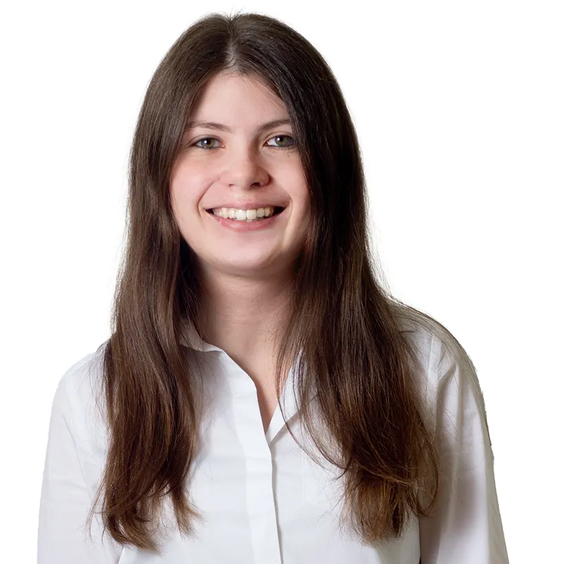 Unsere strahlende Mitarbeiterin Sonja Weber, Ansprechpartnerin in der Tourist Info Neuschönau Sonja Weber