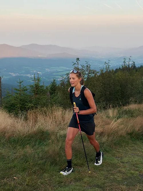 Wandererin genießt Ruhe und wandert mit Stöcken Wandererin
