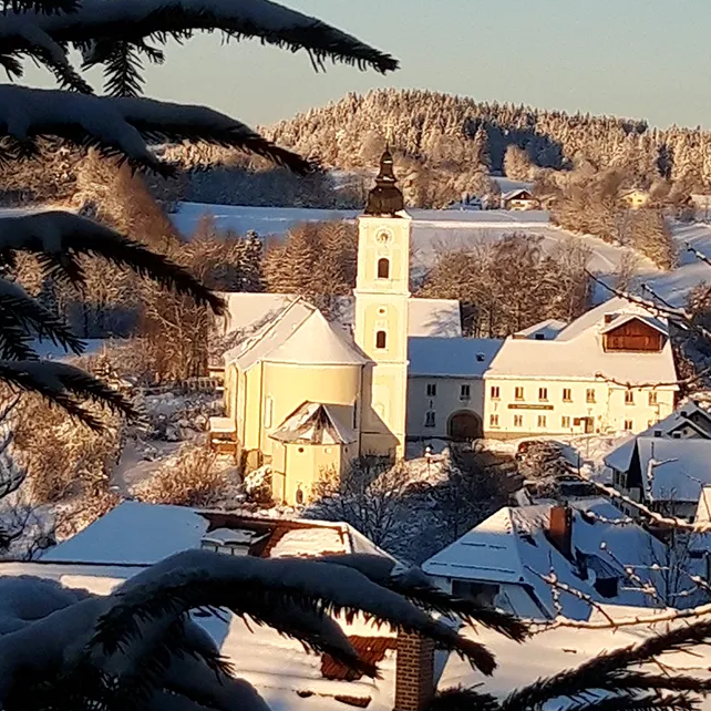 Winterlicher Blick auf die Klosterkirche St. Oswald